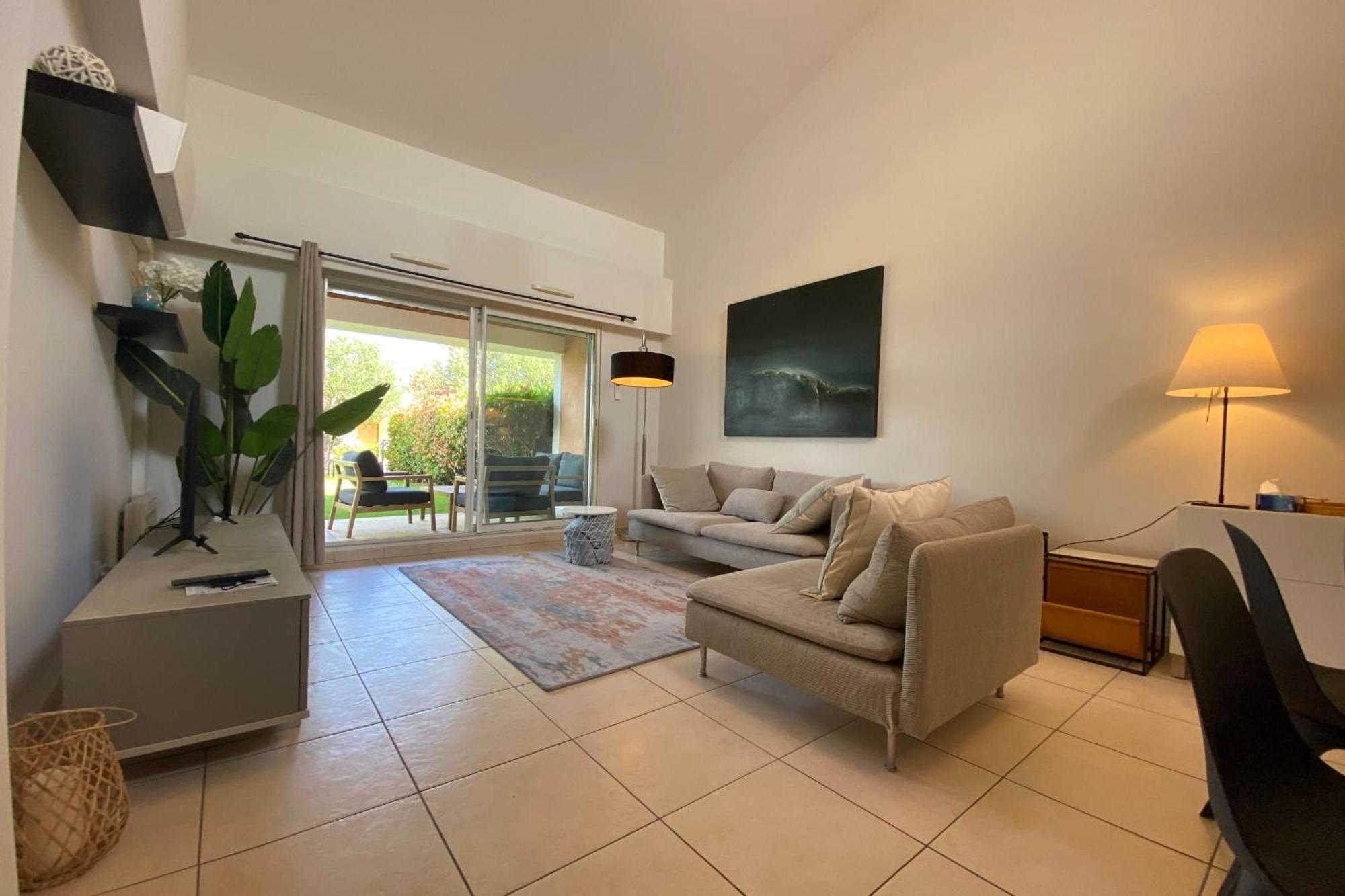 110m With Swimming Pools Ac And Garage - Benakey *