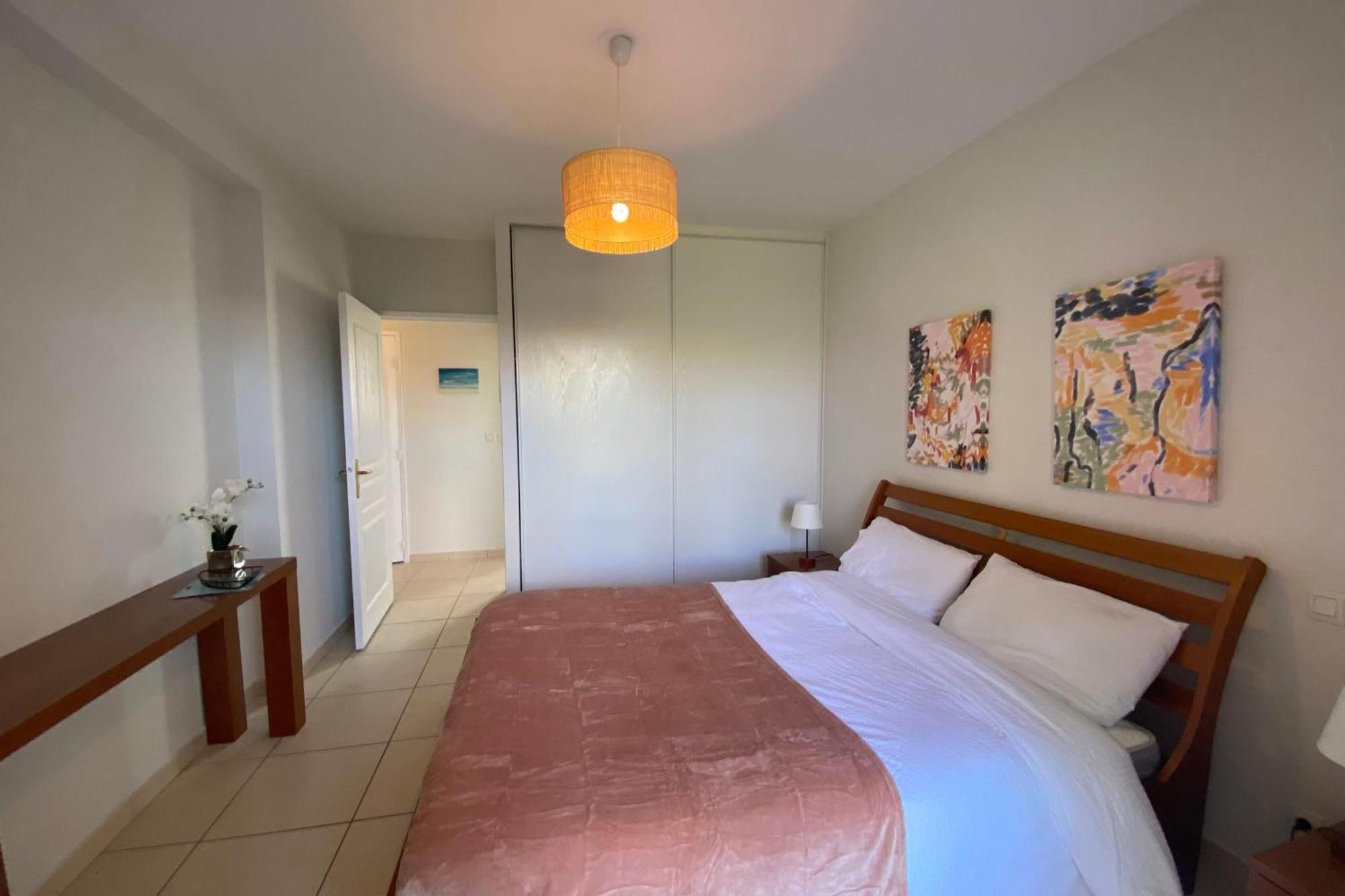 110m With Swimming Pools Ac And Garage - Benakey