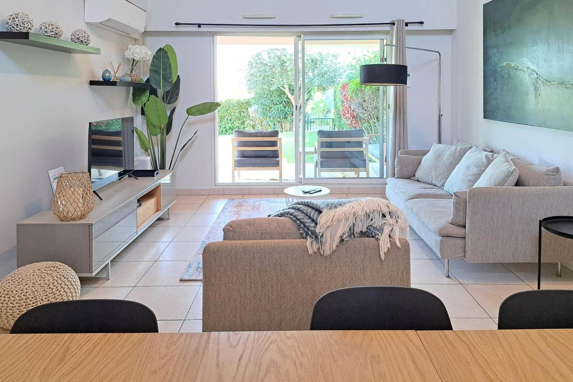 110m With Swimming Pools Ac And Garage - Benakey *