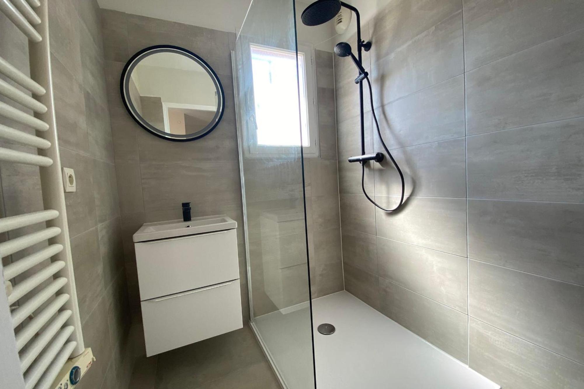 110m With Swimming Pools Ac And Garage - Benakey